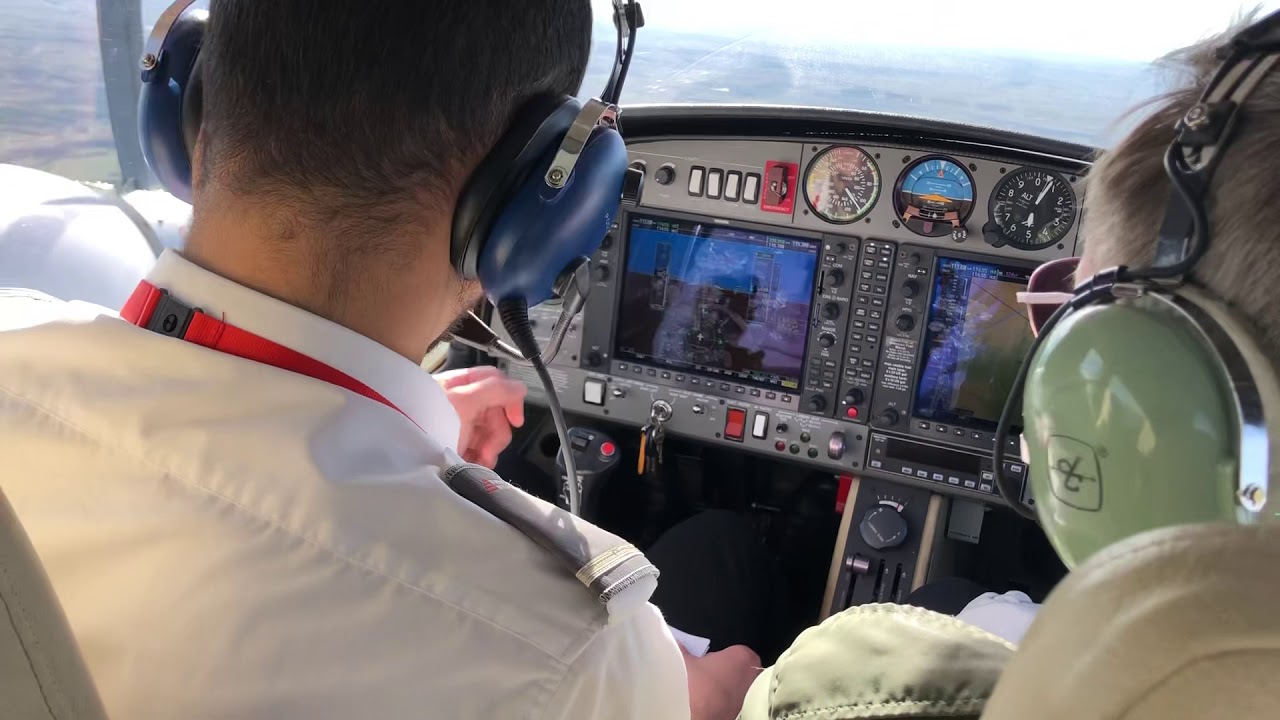 Simulated Engine failure - Drills - MEP - DA42 - YouTube