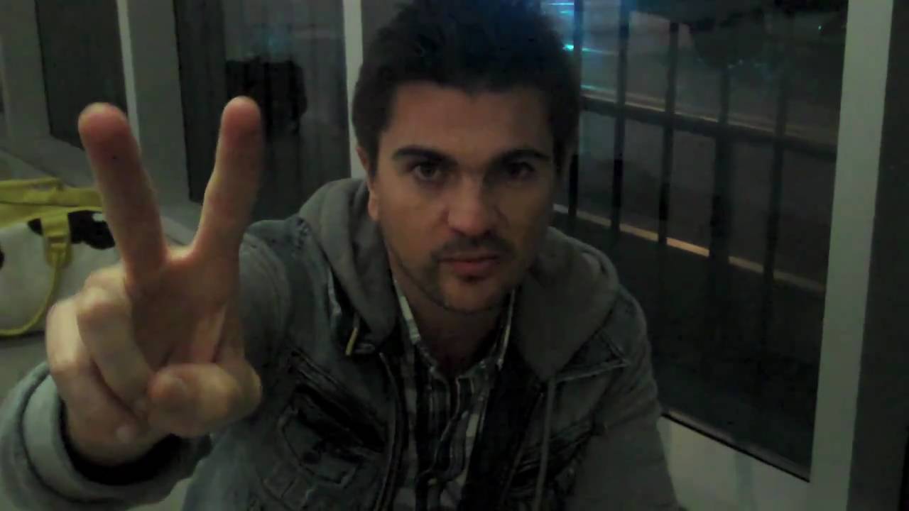 Juanes signing P.A.R.C.E. Calendars for the Juanes.net Store