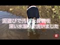 泥んこ遊びで汚れたレインブーツ2足を交互に水溜りで洗いました