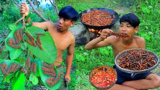 Survival in the rainforest-mans found worm for cook -Eating delicious