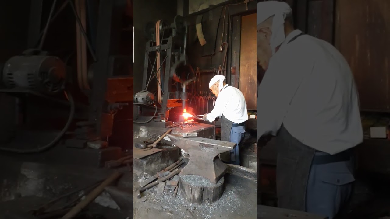 匠【大久保中秋さん95歳 泊鉈】 JAPAN blacksmith 野鍛冶 - YouTube