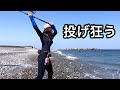 ちょっと鈍臭い釣りOLが青物が釣れ出したと噂のサーフで投げ倒すと…!!