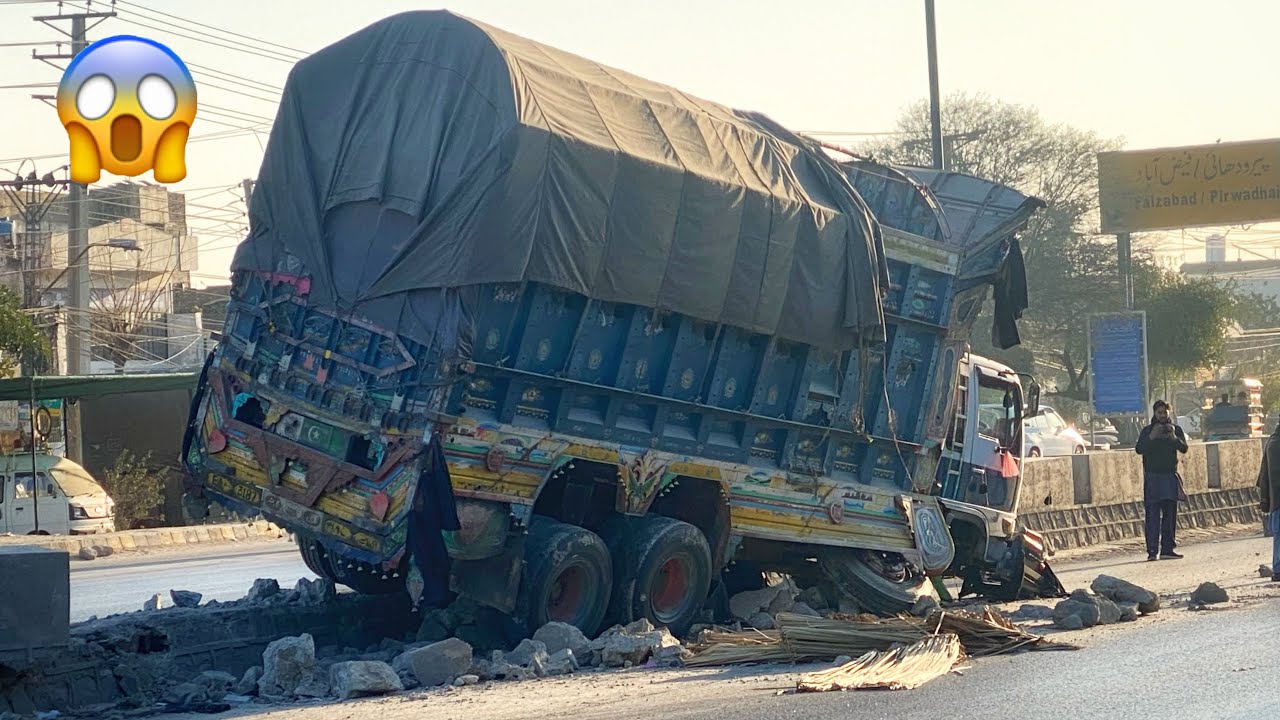 Out-of-Control Truck! Massive Brake Failure Crash – Front Totally Wrecked.