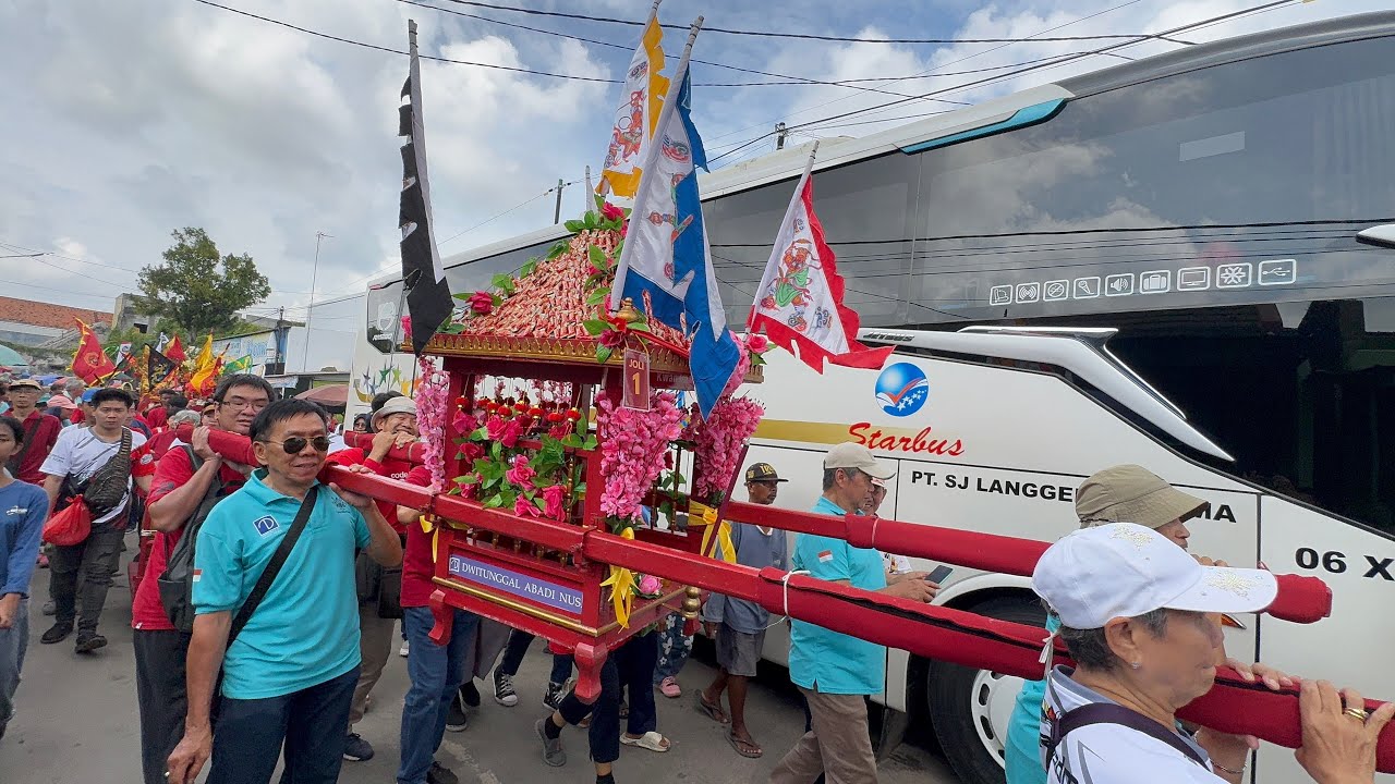 Pertama kali ikutan kirab budaya Kelenteng An Tjeng Bio Indramayu seru  #indramayu #mettapadmatour