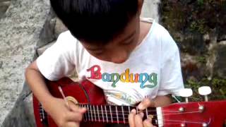 anak kecil main ukelele