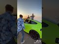 【中国】スポーツカーの持ち主にバイオリンを添えて。