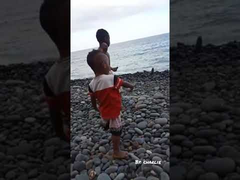 Video: Anak Itu Melemparkan Kepalanya Ke Belakang