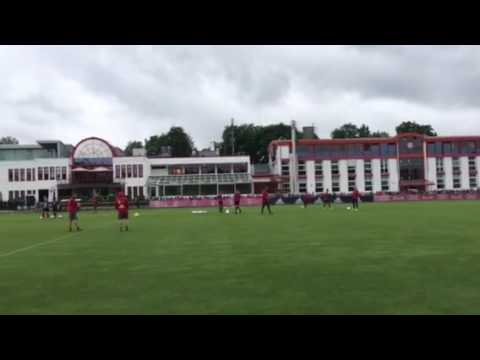 FC Bayern München: Öffentliches Training mit neuen Auswärts-Trikots münchen airport