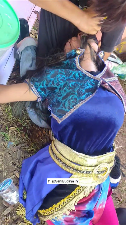 Gadis Cantik Kerasukan Parah#kesurupan #jaranan #kudalumping #jarankepang #ebeg #SummerOnShorts