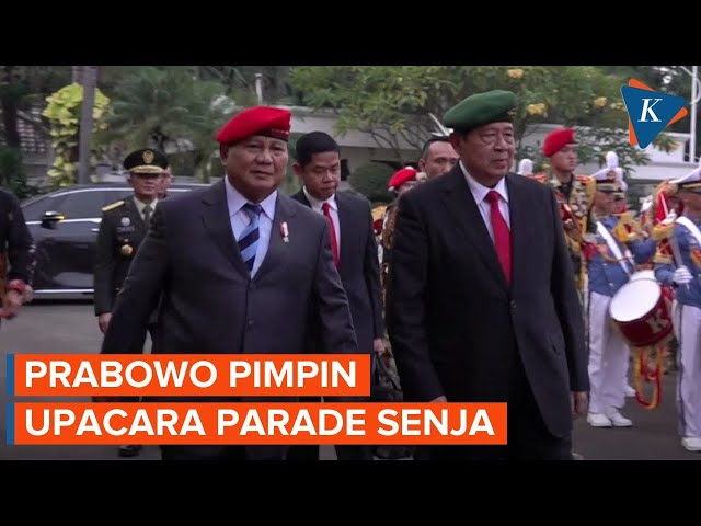 Momen Prabowo Kenakan Baret Merah dan Jadi Inspektur Upacara Parade Senja class=