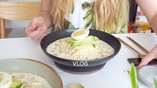 요리하는 외국인 여자의 간단한 여름 음식 코스 요리 Vlog