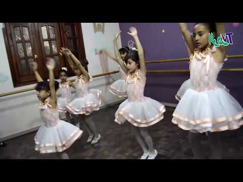 فيديو: سجادة الرقص مع وصلة تلفزيون: نظرة عامة على نماذج الرقص للأطفال من سن 5-6 سنوات ، واختيار حصيرة لطفلين