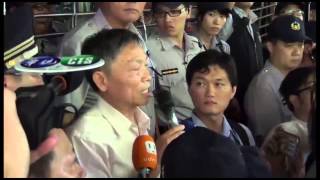 台湾高中学生反对「课纲微调」 短暂冲入政府办公楼抗议