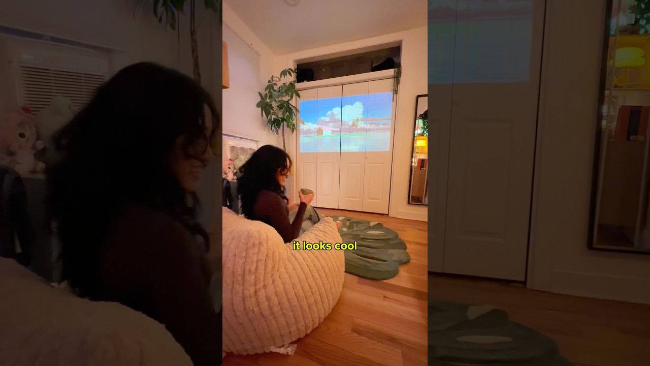 Показываю мужу, как я обустроила свой уютный кабинет.