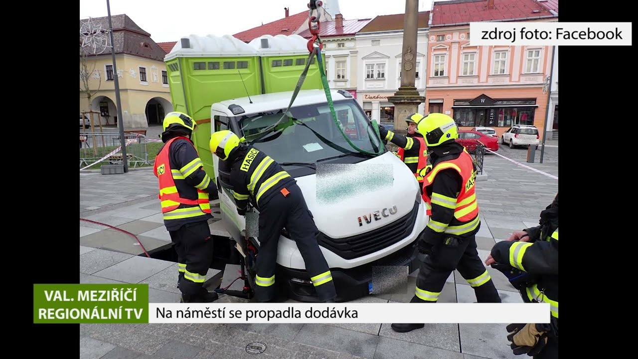 VALAŠSKÉ MEZIŘÍČÍ: Na náměstí se propadla dodávka