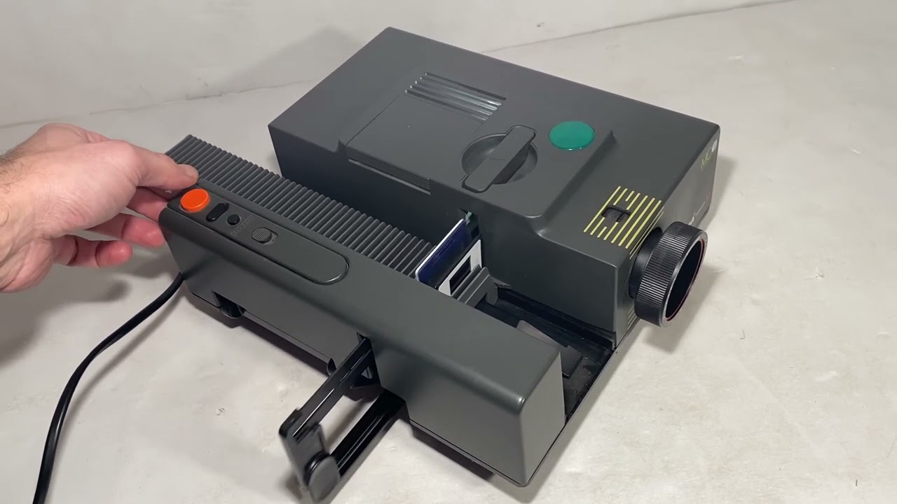 Reflecta Diamator 1002 dia projector - YouTube