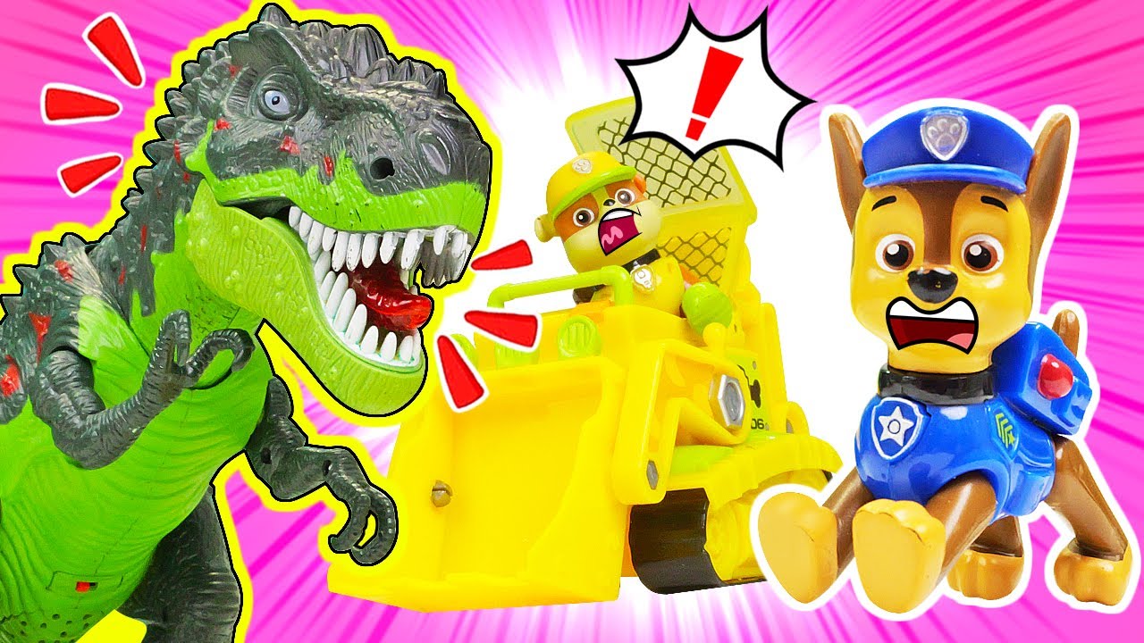 Ryhmä Hau -lelut ruokkivat leludinosaurusta ja pelaavat jalkapalloa