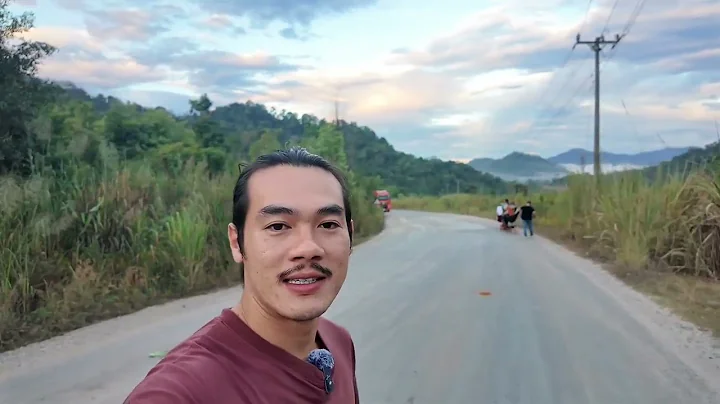 15/12 Sư Minh Tuệ đi khất thực tại Lào - moi nhat