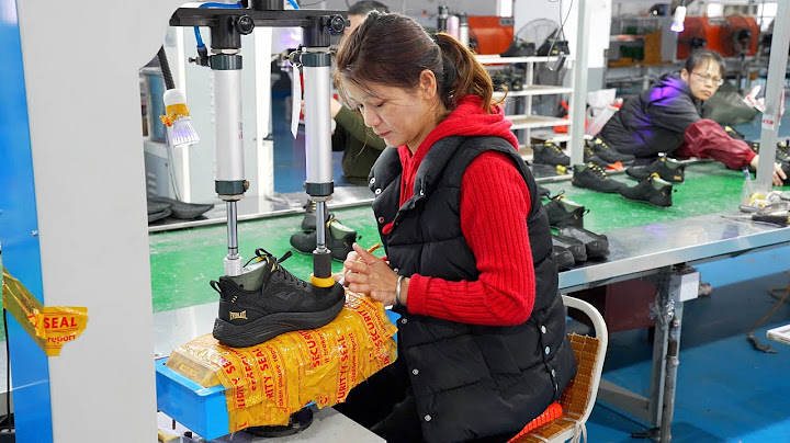 U.S. EVERLAST running shoes at the end of the mass production process