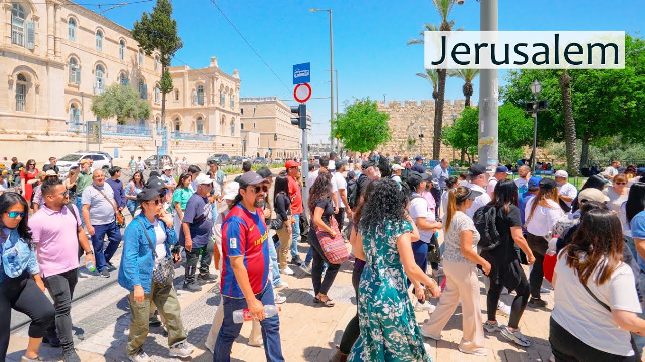 Множество паломников в вечном и прекрасном Старом городе Иерусалима!