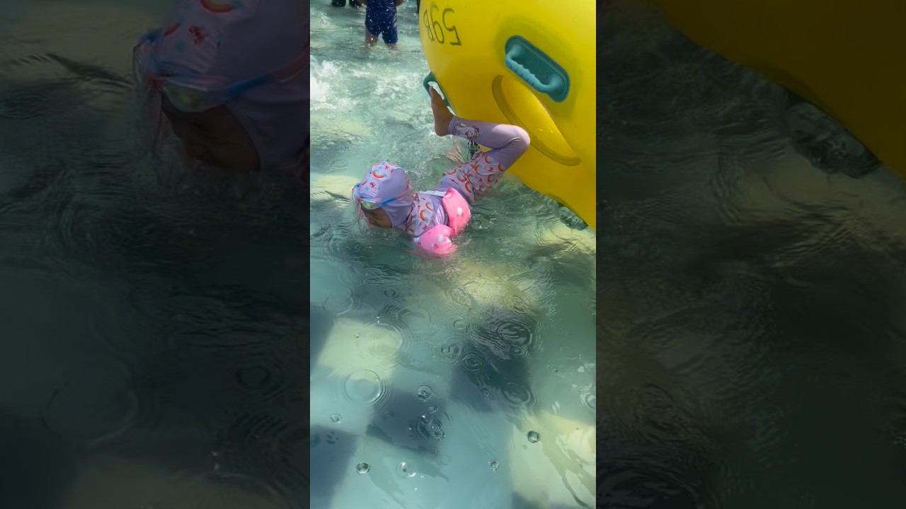 Jatuh dari ban #raisya #raisyadiary #funny #berenang #jalanjalan