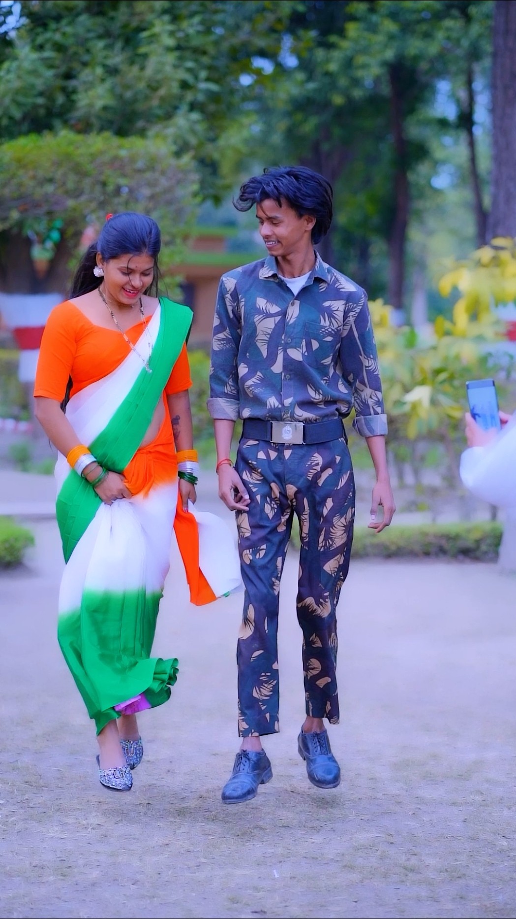 Tujh me rav dikhta h yaara me kya kru