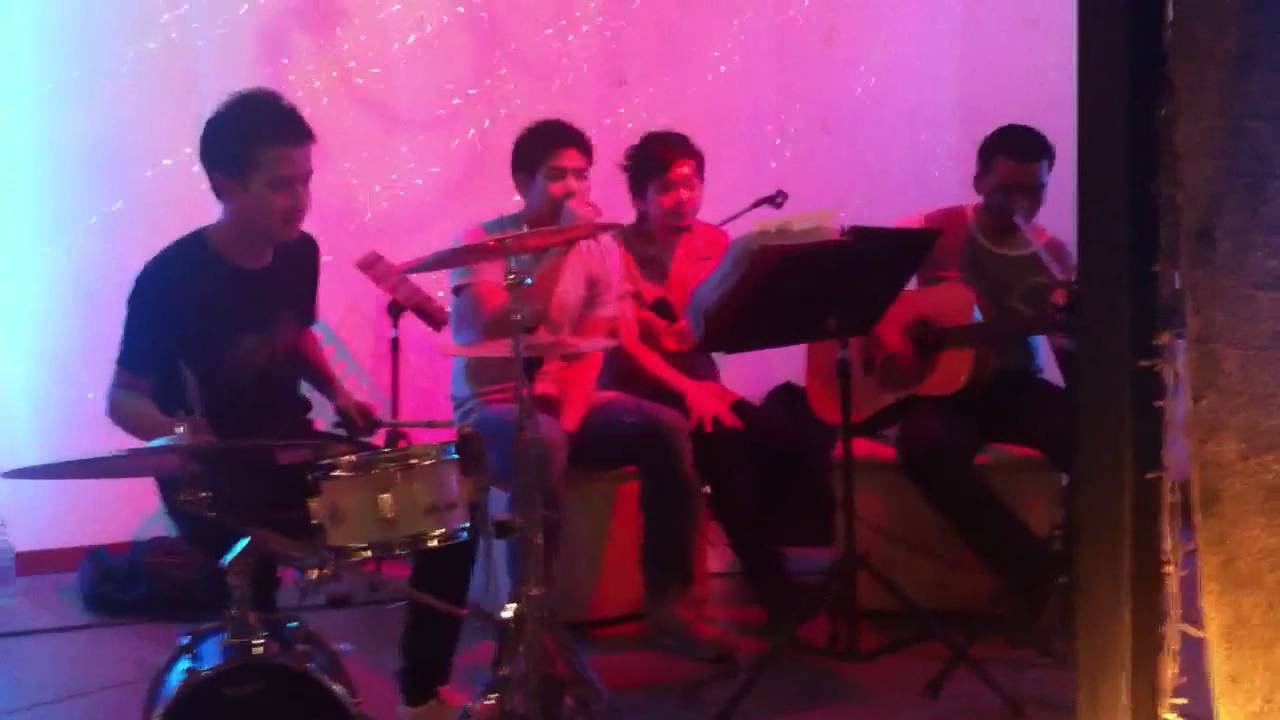 weir on stage..;P @ Cool house!