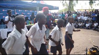 DIAMOND PLATNUMZ Akicheza Yope Remix Na Wanafunzi Wa Shule Ya MKOMBOZI DIAMOND PLATNUMZ Akicheza Yope Remix Na Wanafunzi Wa Shule Ya MKOMBOZI