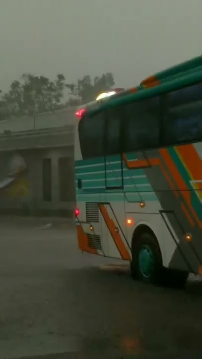STORY WA BUS   HUJAN LEBAT SYAHDU