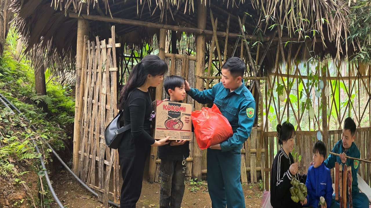 Full video:Poor boy's daily life and the kind policeman always help him