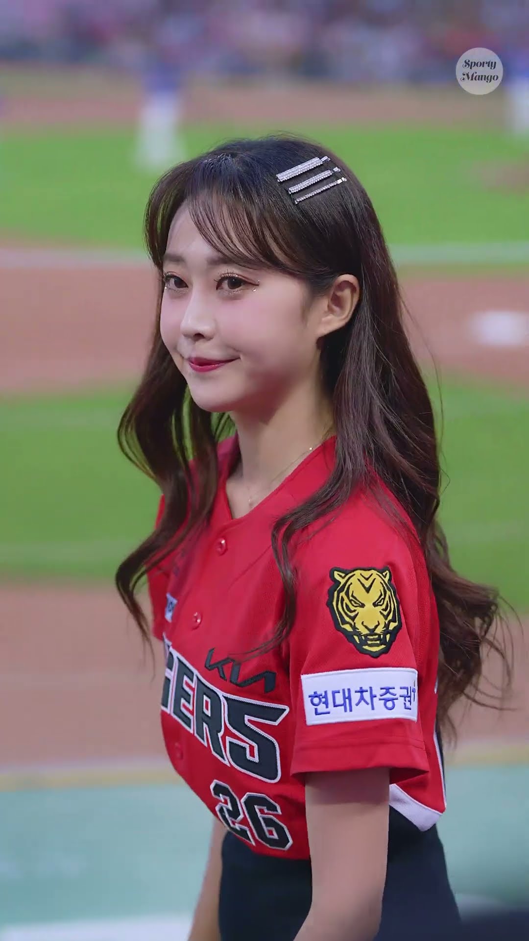 Cheerleader Jeong Ga-ye in a good mood after eating Yomryosu #230422 Cheerleader Fancam