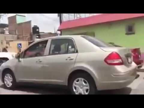 Tras choque escoltas golpean a un sujeto en Metepec