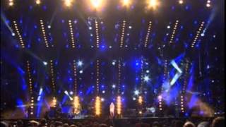 Video thumbnail of "Carrie Underwood rocks Paradise City"
