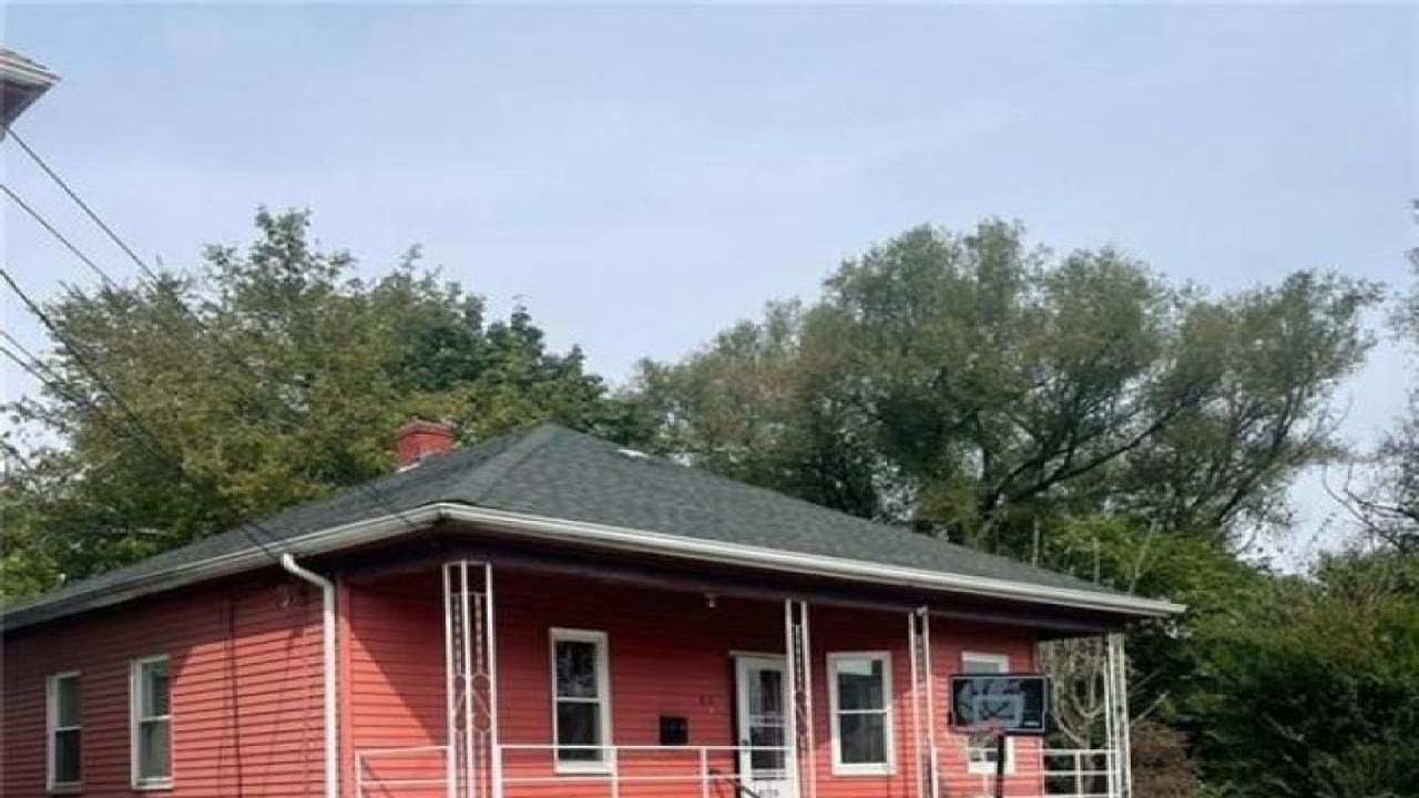 48 De Soto St, Providence, RI Presented by Helene Dominguez.