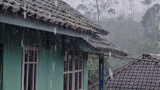 ฝนตกหนักและพายุฝนฟ้าคะนองบนหลังคาบ้านในชนบท บรรยากาศทำให้คุณนอนหลับสบาย - Indorain