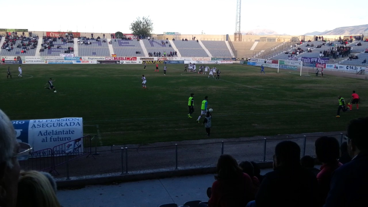 Felipe Ramos saca un balón que remató de cabeza Michel Zabaco a saque de falta de Rivero