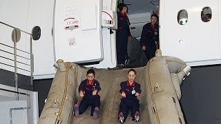 日航、新「非常救難訓練センター」公開＝炎上する大型機からの脱出訓練披露