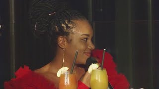 Le Couple Ariel Sheney Se Rencontre Pour La Première Fois Lors Dun De Ses Clips Vidéos