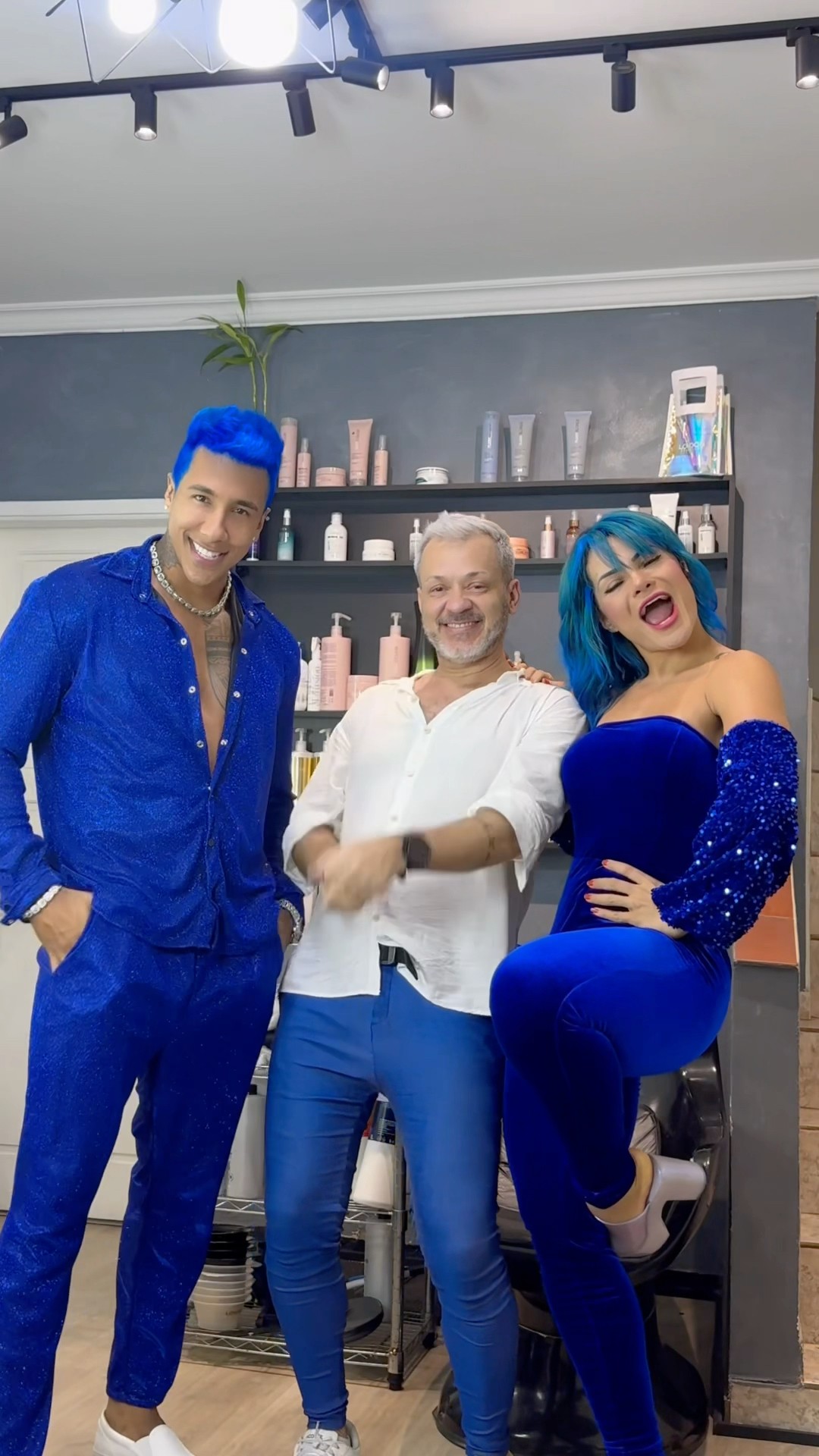 Agora somos A FAMÍLIA AZUL!​⁠@mayca.brasil ​⁠@wellmakehair #transition #blue #hairstyle #couple