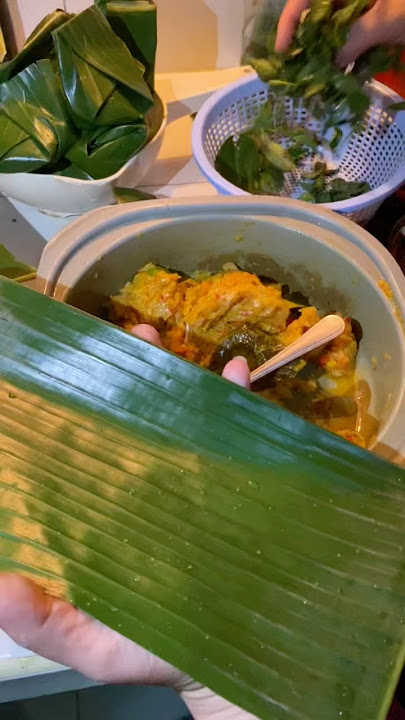 A quick way to wrap pepes using leaves! #tricks #tips #streetfood #culinary