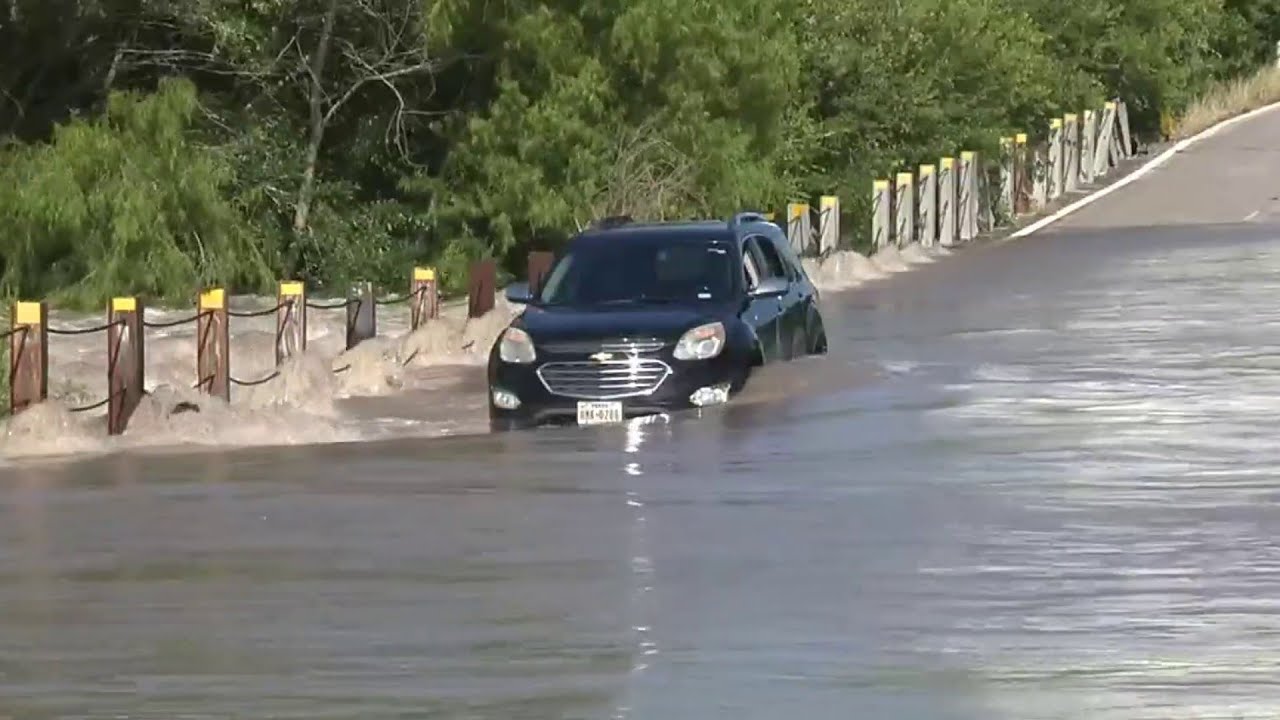 Drivers continue to get stuck near flooded Leon Creek after heavy
