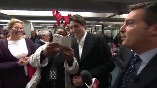 Justin Trudeau en entrevue dans le métro de Montréal