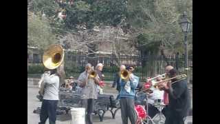 迫力の演奏。ラッパ隊のみのジャズバンド。セントルイス大聖堂前にて。