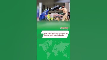 CSGT Hà Nội dùng xe chuyên dụng băng qua điểm ngập đưa bệnh nhi đi cấp cứu