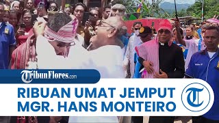 Ribuan Umat Katolik Jemput Uskup Larantuka Mgr. Yohanes Hans Monteiro di Boru