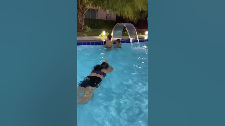 Tubarão ataca na piscina 😱 #shark #meme #humor #shorts