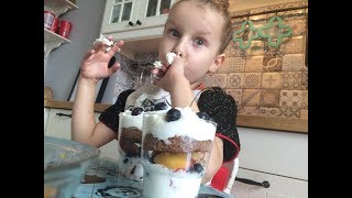 Трайфл (десерт в стаканчике) с голубикой и клубникой. Дети готовят еду сами. Трайфл (десерт в стаканчике) с голубикой и клубникой. Дети готовят еду сами.