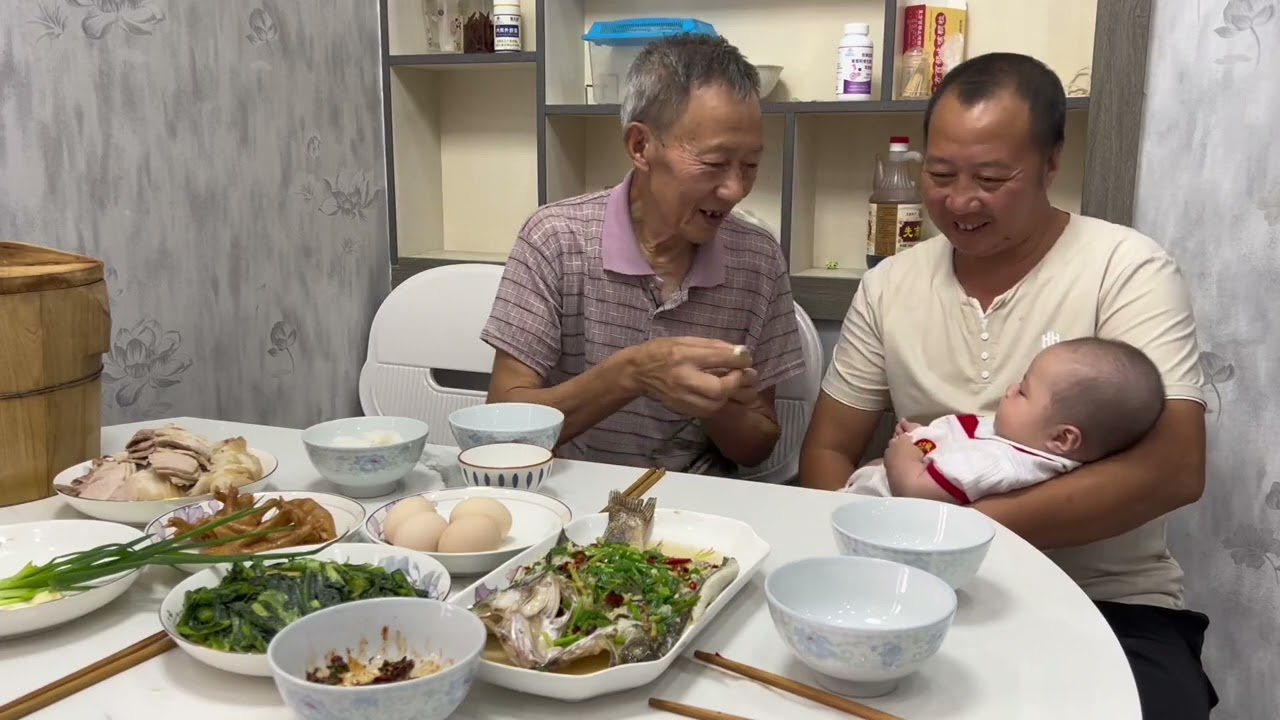 一晃二娃都五个多月了，二娃最近看着我们吃饭他也特别想吃，我们准备好一切叫他爷爷给他开荤#夫妻日常 #记录真实生活 #开荤仪式