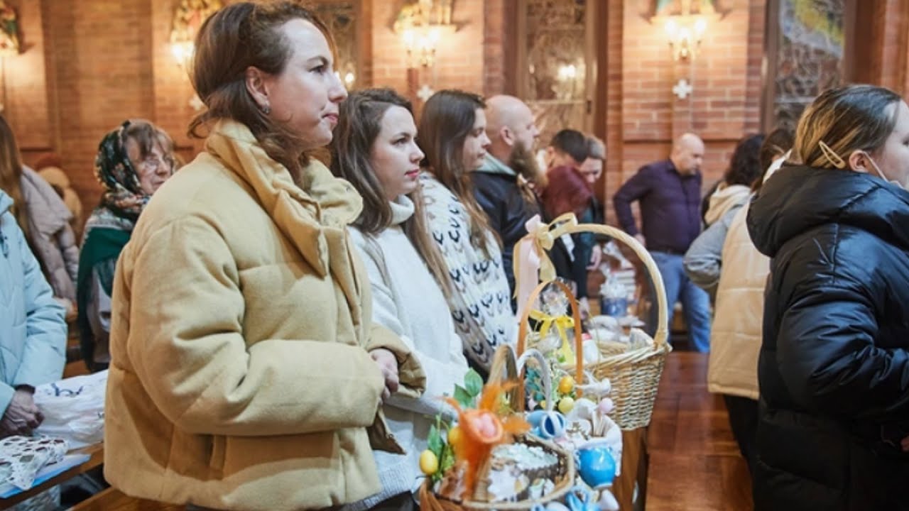Католическая Пасха: месса в московском кафедральном соборе собрала сотни человек