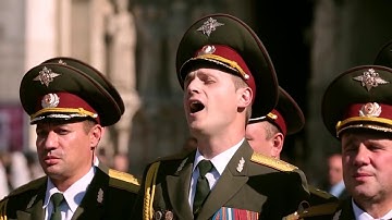 Les Choeurs de l'Armee Rouge sur le parvis de Notre Dame de Paris